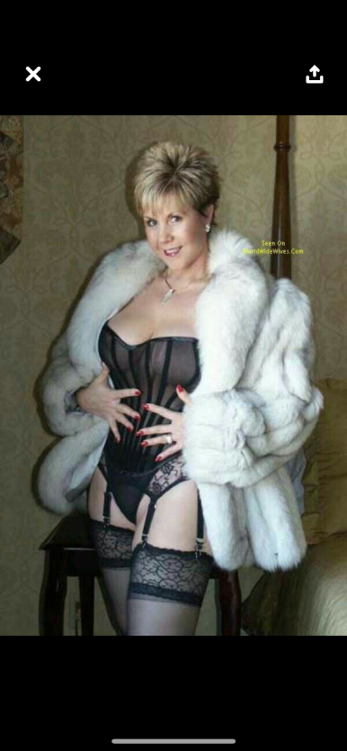 Взрослая женщина в шубе