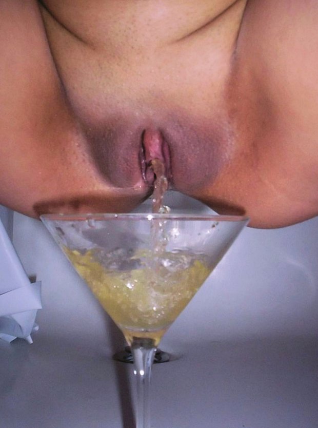 Девка нассала в стакан и выпила