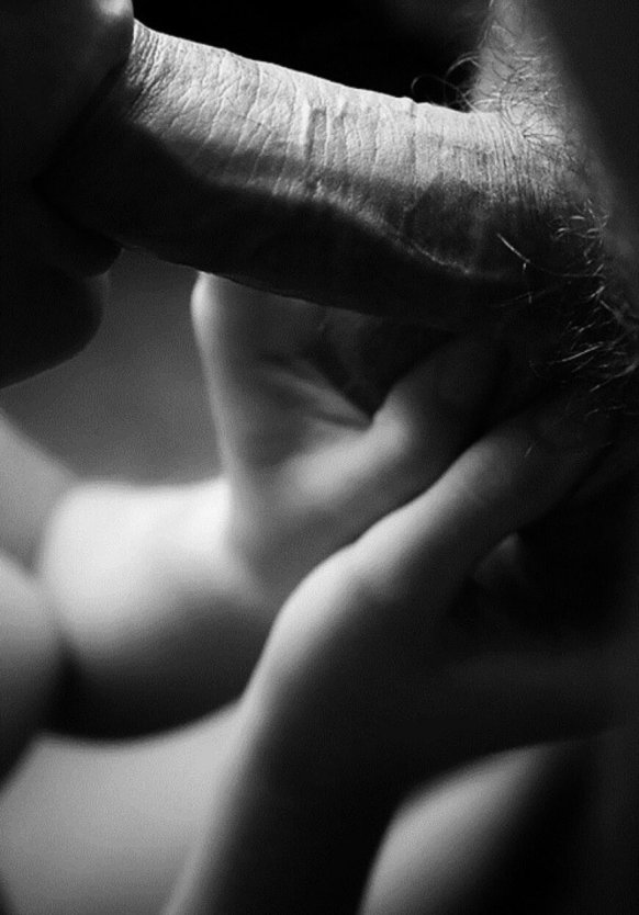 Целует головку