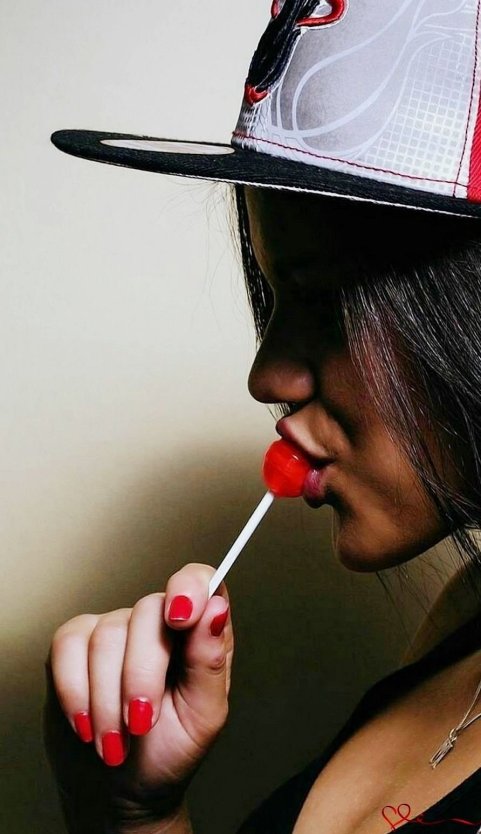 Девушка с леденцом