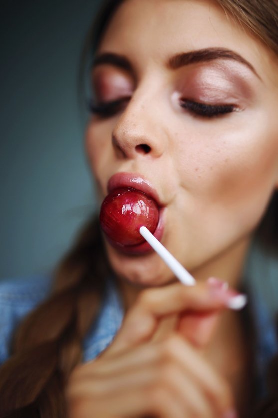 Чупа Чупс во рту фото