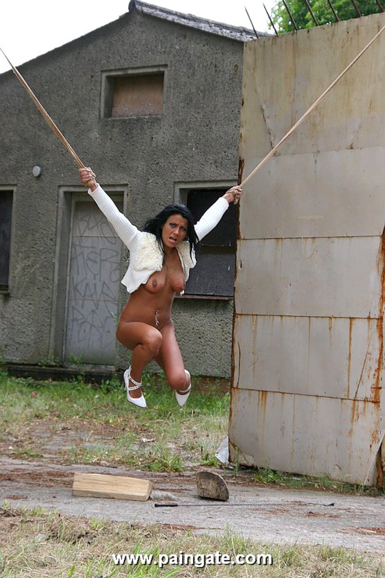 Связанные голые женщины на улице