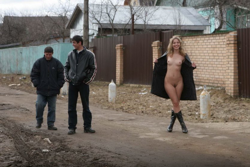 Голая женщина на улице с мужчинами