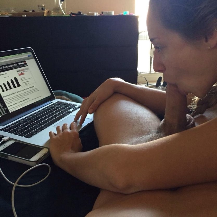 Мастурбация перед монитором