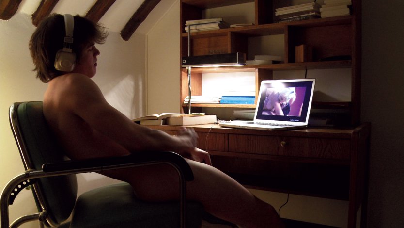 Голый парень за компьютером