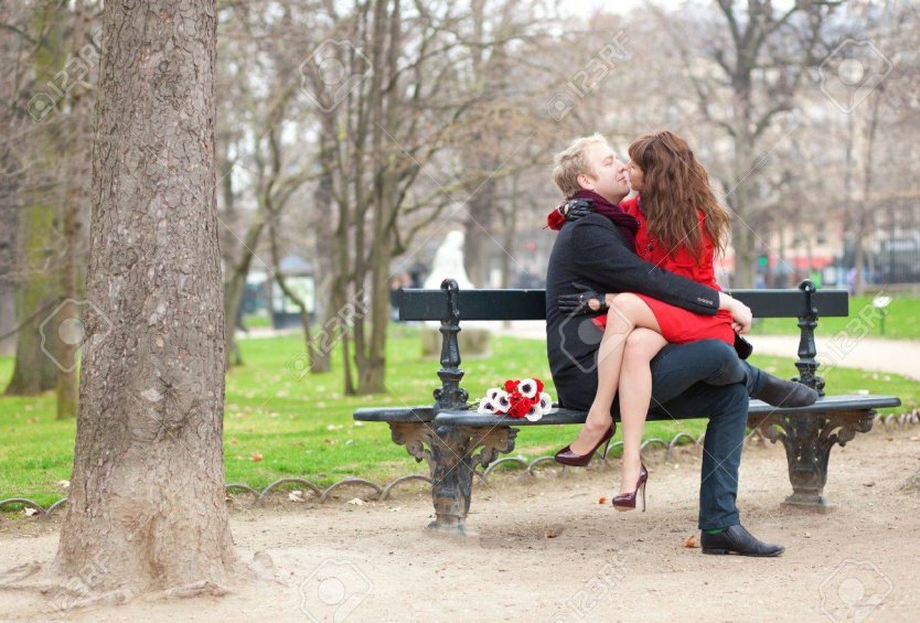 Мужчина и женщина на скамейке