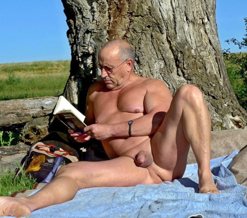 Голые старые мужики на пляже