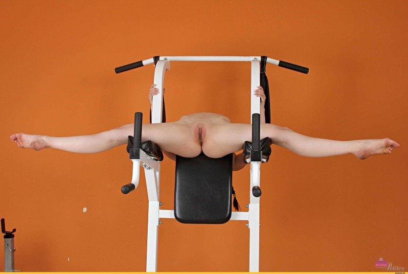 Голые гимнастки на брусьях