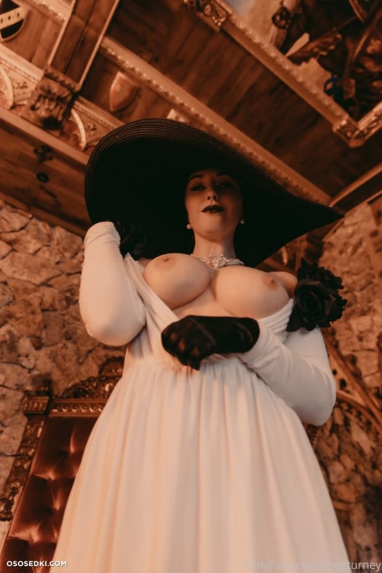 Леди Димитреску косплей сиськи